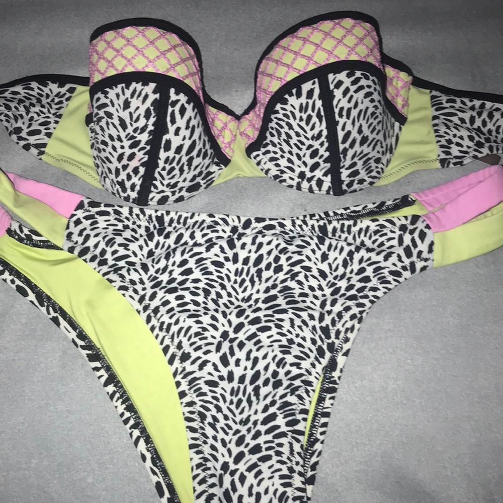 Fancy cheetah print 2 piece bathing suit✨✨.